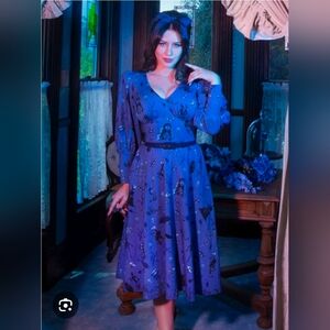 Blue Floral Midi Dress with V-Neck and Long Sleeves